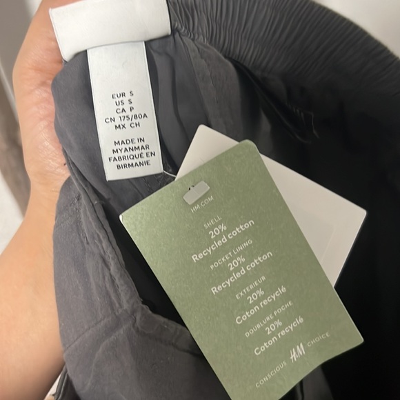 NWT cargo pants, size S but can also fit a medium - Picture 4 of 4